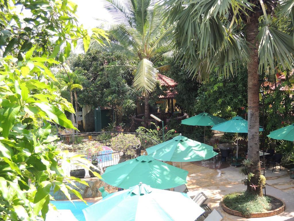 Elephant Blanc Phnom-Penh Buitenkant foto